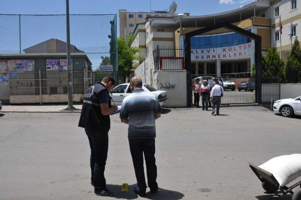 Cemevinde cenazeye katılanlara ateş açıldı