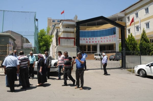 Cemevinde cenazeye katılanlara ateş açıldı