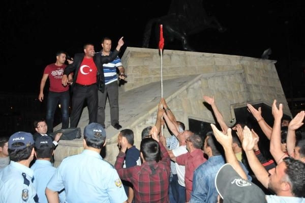 Bayrağın indirilmesini protesto için intihara kalkıştı