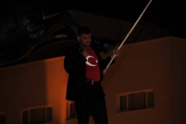 Bayrağın indirilmesini protesto için intihara kalkıştı
