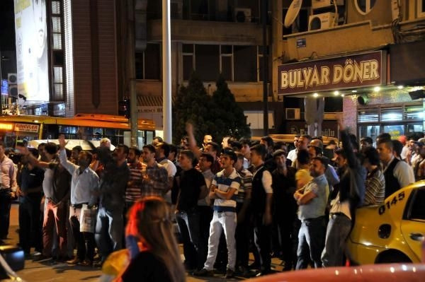 Bayrağın indirilmesini protesto için intihara kalkıştı