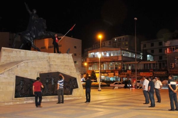 Bayrağın indirilmesini protesto için intihara kalkıştı