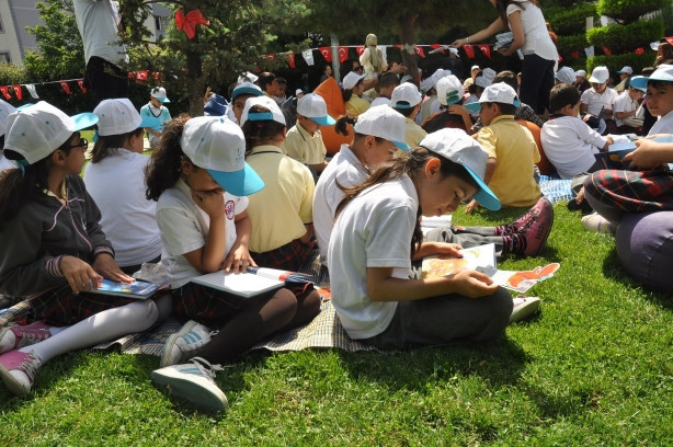 Çocuklar hem okudu hem eğlendi