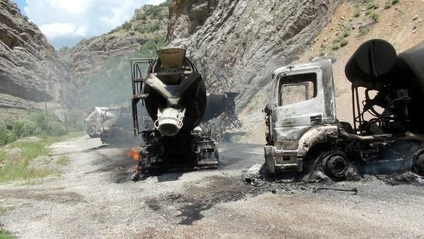 Yol kesen PKK'lılar 5 aracı yaktı, 6 kişiyi kaçırdı