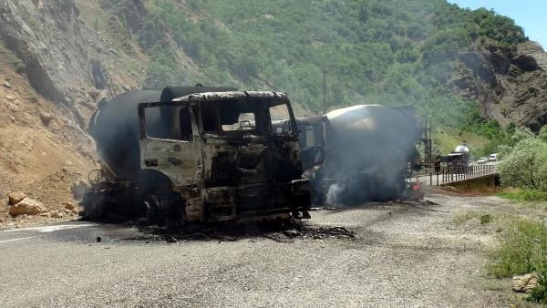 Yol kesen PKK'lılar 5 aracı yaktı, 6 kişiyi kaçırdı