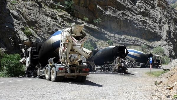 Yol kesen PKK'lılar 5 aracı yaktı, 6 kişiyi kaçırdı