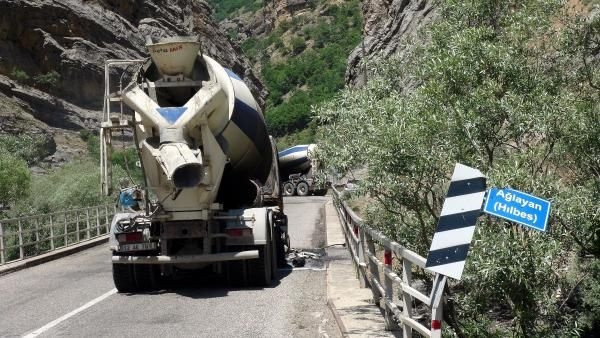 Yol kesen PKK'lılar 5 aracı yaktı, 6 kişiyi kaçırdı