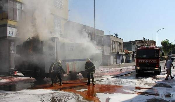 Molotoflar TOMA'yı yaktı
