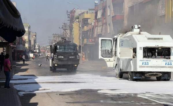 Molotoflar TOMA'yı yaktı