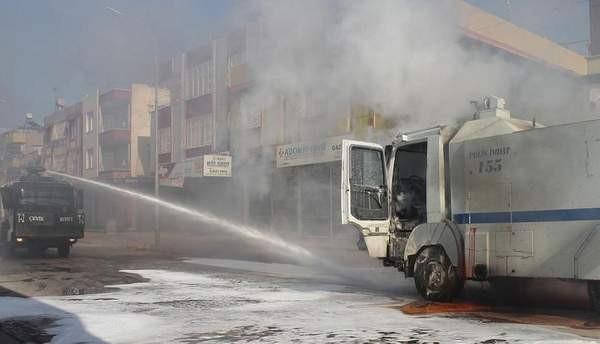Molotoflar TOMA'yı yaktı