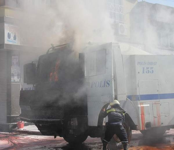 Molotoflar TOMA'yı yaktı