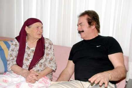 Orhan Gencebay ve annesi
