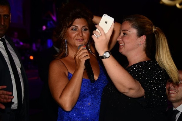 Konser boyunca selfie yaptı!