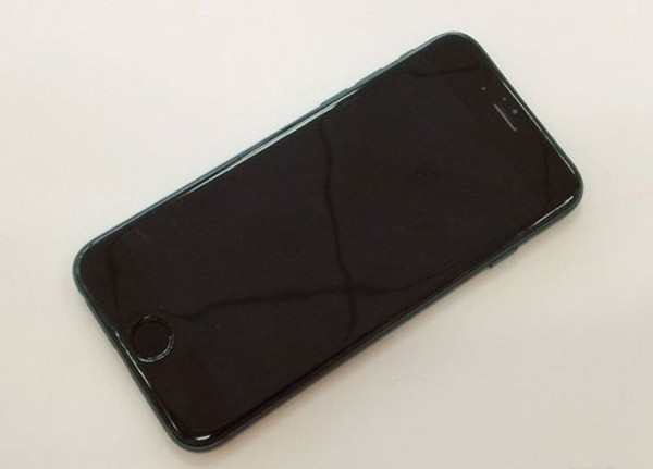 Siyah iPhone 6, One M8 ve iPhone 5S Yanyana!