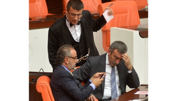 Sırrı Sakık Meclis'ten çıkarıldı