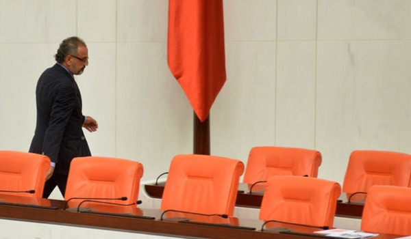 Sırrı Sakık Meclis'ten çıkarıldı