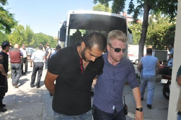Polis her yerde O'nu arıyor
