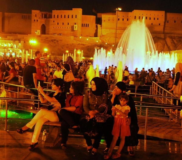 IŞİD katliamından kaçanlar Erbil'de stres atıyor