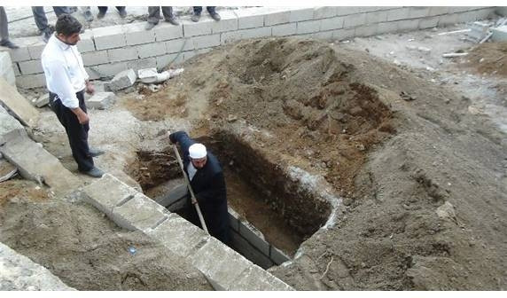 İmam mezarını kendi eliyle kazdı
