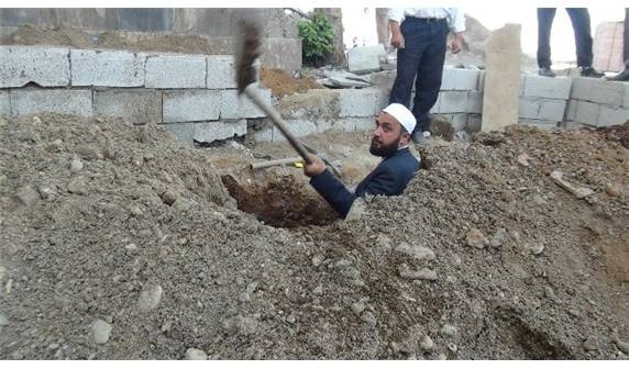 İmam mezarını kendi eliyle kazdı