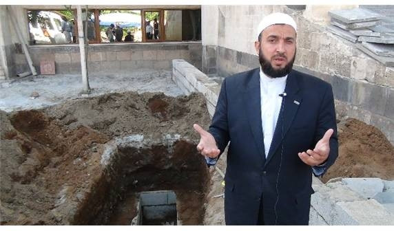İmam mezarını kendi eliyle kazdı