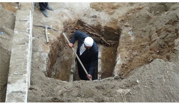 İmam mezarını kendi eliyle kazdı