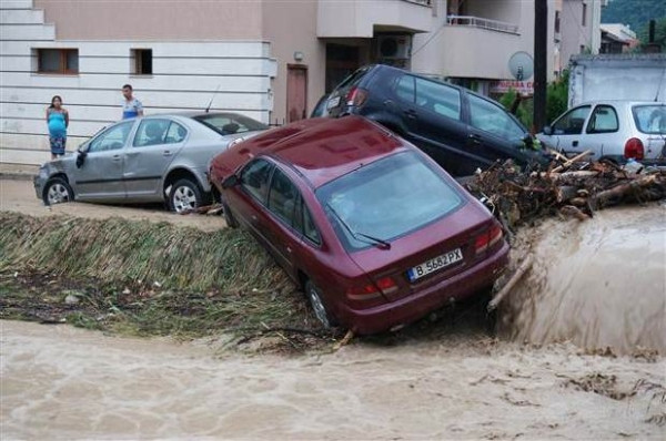 Sel herşeyi götürdü, 10 ölü