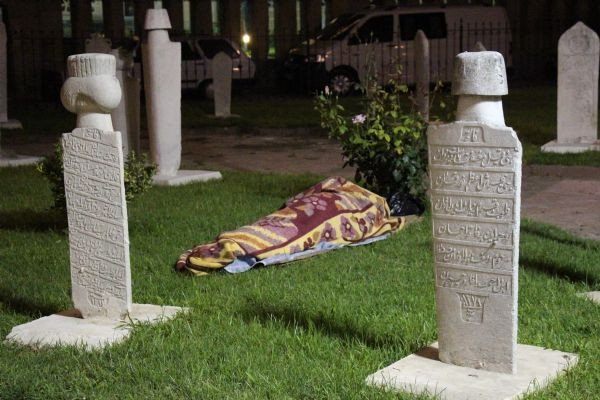 Güreş sevgisi mezarlıkta yatırdı