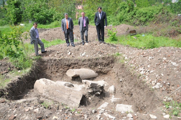 Lisenin temel kazısında çıktı