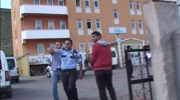 Nişanlandı diye rehin aldı