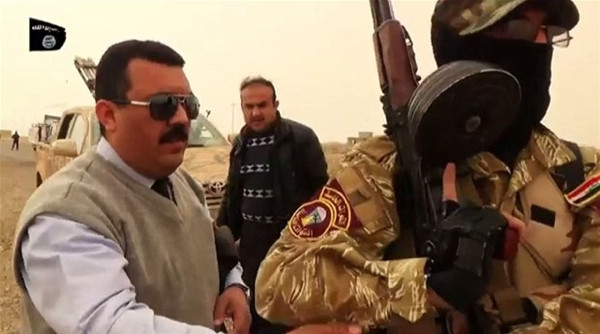 Kafasını kesip, üzerine bastı!
