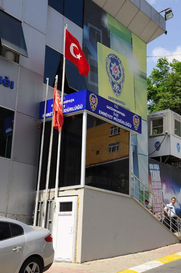 Bayrak indirmeye çalışan kişi bacağından vuruldu