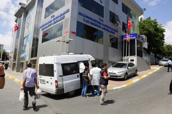 Bayrak indirmeye çalışan kişi bacağından vuruldu