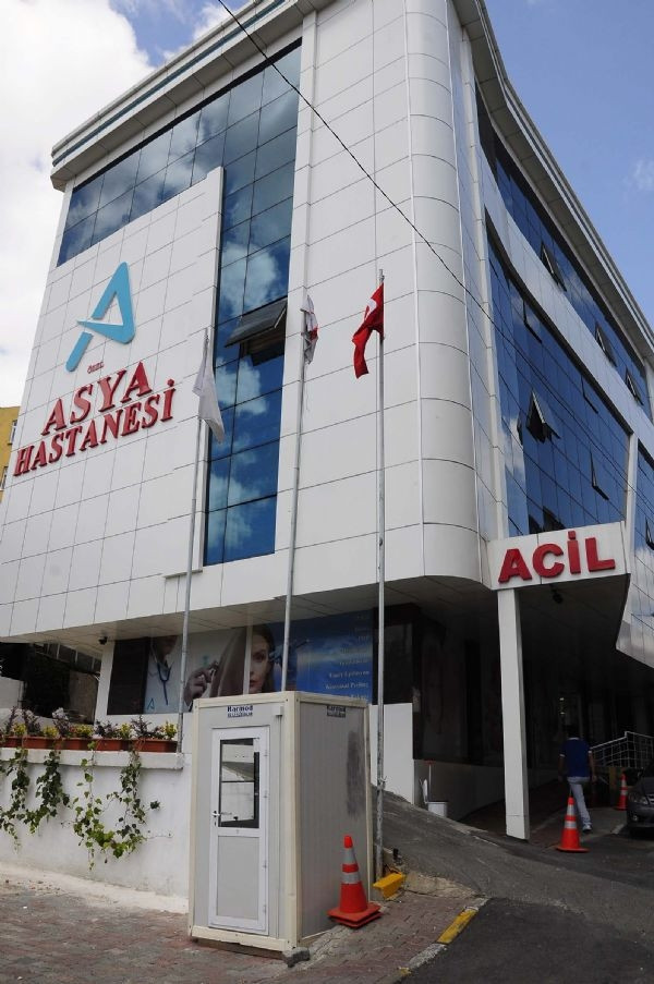 Bayrak indirmeye çalışan kişi bacağından vuruldu