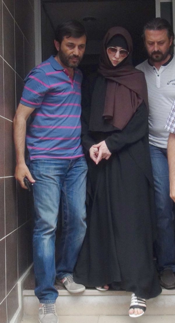 Yakalanmamak için çarşaf giymiş