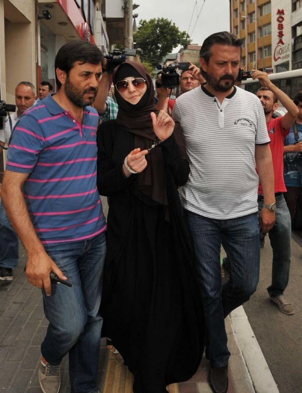Yakalanmamak için çarşaf giymiş