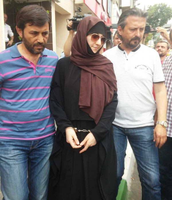 Yakalanmamak için çarşaf giymiş