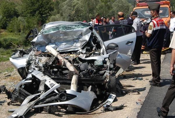 Hurdaya dönen otomobilde 4 kişi öldü!