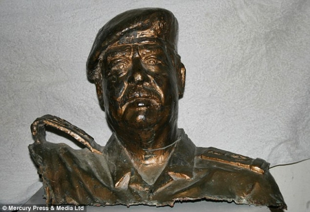 Saddam Hüseyin'in büstü satılıyor