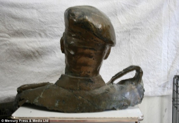 Saddam Hüseyin'in büstü satılıyor