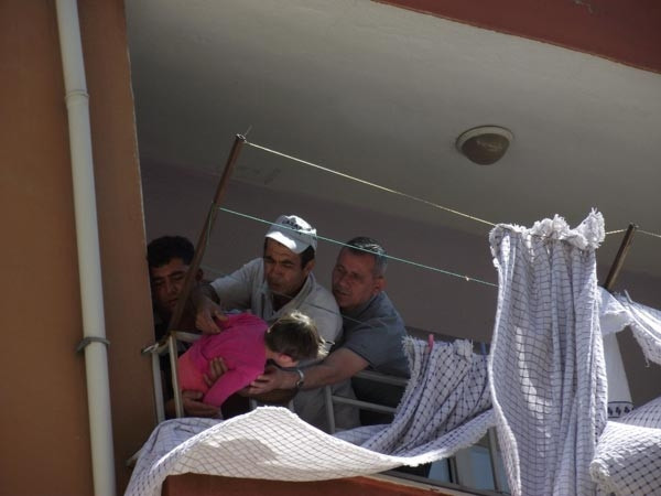 Başı korkuluklara sıkışan minik Yağmur'u esnaf kurtardı