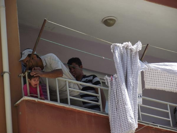 Başı korkuluklara sıkışan minik Yağmur'u esnaf kurtardı