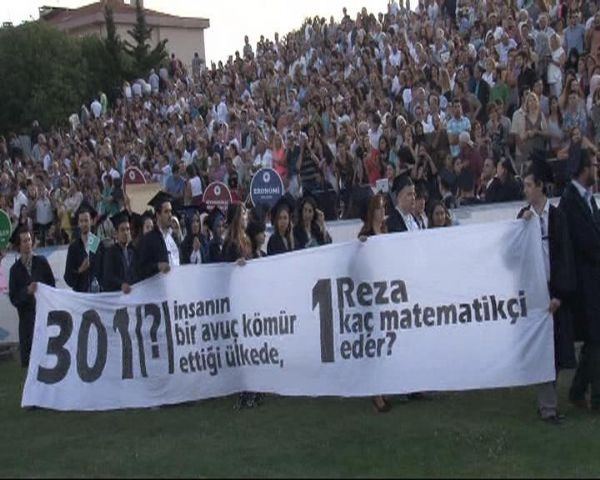 Mezuniyet törenine protesto pankartları damgasını vurdu