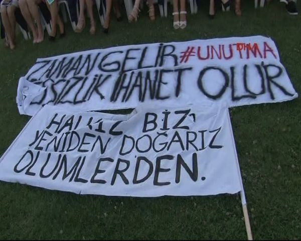 Mezuniyet törenine protesto pankartları damgasını vurdu