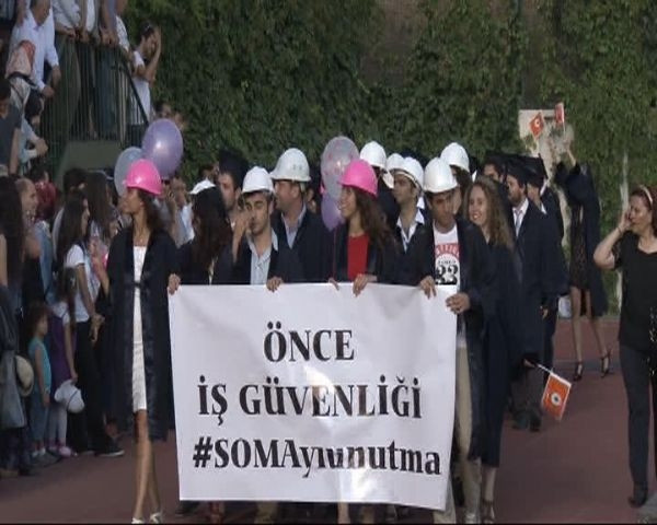 Mezuniyet törenine protesto pankartları damgasını vurdu