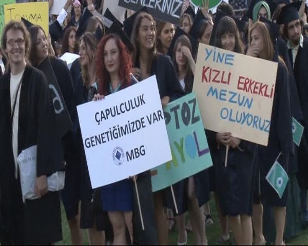 Mezuniyet törenine protesto pankartları damgasını vurdu