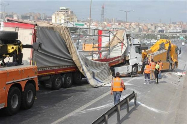 İstanbul'da kaza trafiği kilitledi