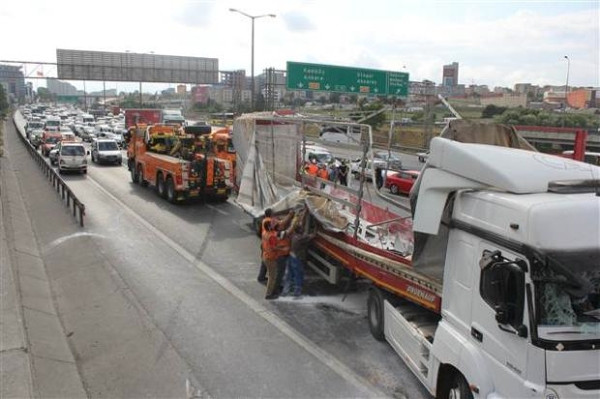 İstanbul'da kaza trafiği kilitledi