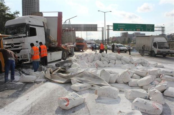 İstanbul'da kaza trafiği kilitledi