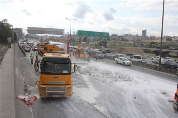 İstanbul'da kaza trafiği kilitledi